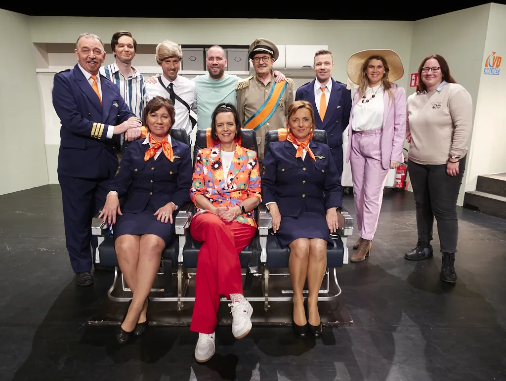 Evelyn met de volledige cast van De Tand van Ferdinand op het podium